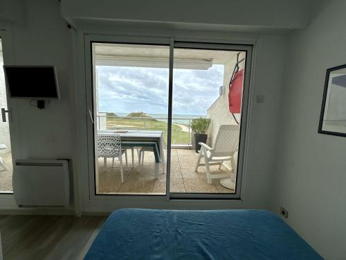 - une chambre avec vue sur une terrasse dotée d'une table dans l'établissement Appartement avec terrasse, vue sur l'Océan et parking à Royan - FR-1-494-33, à Royan