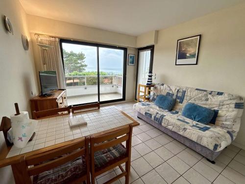 Photo de la galerie de l'établissement Appartement T2 à Royan proche plage et commerces avec parking - FR-1-494-89, à Royan