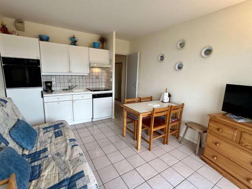 Photo de la galerie de l'établissement Appartement T2 à Royan proche plage et commerces avec parking - FR-1-494-89, à Royan