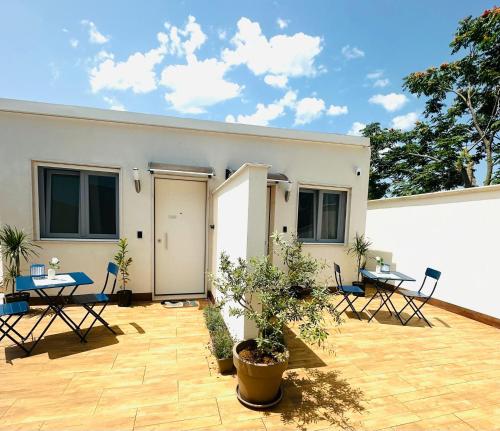 a patio with chairs and tables in front of a building at La MAISON D'ISABELLE in Bari