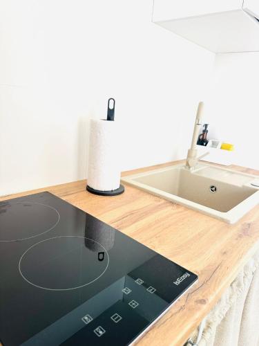 a kitchen counter with a sink and a counter top at La MAISON D'ISABELLE in Bari
