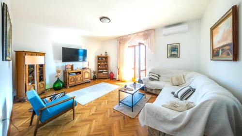 a living room with a couch and a tv at La casa di Marko in Rabac