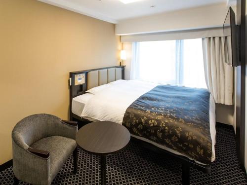 Postel nebo postele na pokoji v ubytování APA Hotel Kyoto Ekihigashi