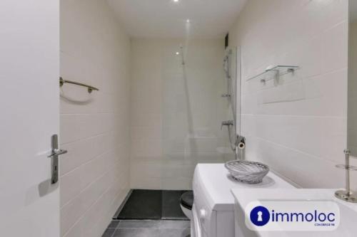une salle de bain avec un lavabo, des toilettes et une douche dans l'établissement Air-conditioned studio near the Promenade des Anglais, à Nice