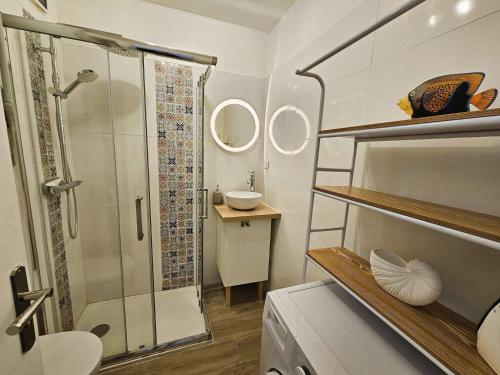 La petite salle de bains est pourvue d'une douche et d'un lavabo. dans l'établissement Studio avec terrasse à proximité des plages, Wi-Fi, à Saint-Elme