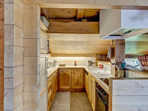une cuisine avec des armoires en bois et des murs en bois dans l'établissement Duplex 3 Chambres au Mont d'Arbois - Balcon, Garage, Proche Télécabine et Golf - FR-1-453-252, à Megève