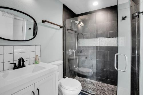 大教堂城Serene Majestic Views & Walkable to Virtually All的带淋浴、马桶和水槽的浴室