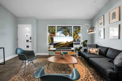 Ruang duduk di Serene Majestic Views & Walkable to Virtually All
