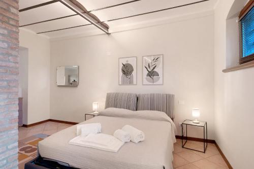 Un dormitorio con una cama con dos toallas encima. en Mono Garden Colombare Teboi, en Lazise