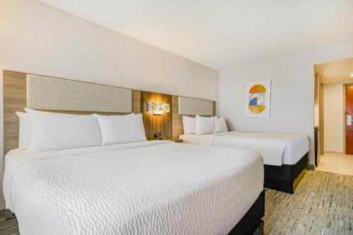 Кровать или кровати в номере Holiday Inn Express & Suites Buffalo Airport by IHG
