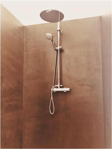 une douche murale avec un pommeau de douche. dans l'établissement Villa de luxe tout confort, à Bénesse-Maremne