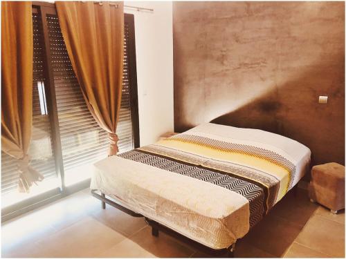 un lit assis dans une pièce à côté d'une fenêtre dans l'établissement Villa de luxe tout confort, à Bénesse-Maremne