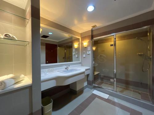 Koupelna v ubytování Hotel Shangri-la Kota Kinabalu