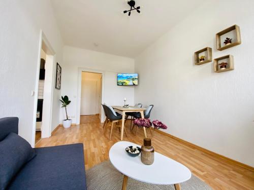 TV a/nebo společenská místnost v ubytování Large apartment in Pieschen