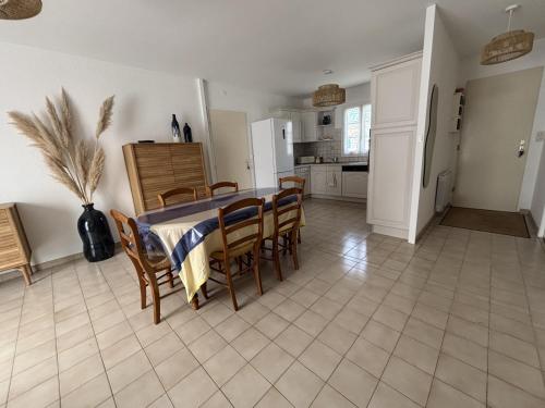 une cuisine et une salle à manger avec une table et des chaises dans l'établissement Amicizia by Edgar et Alfred, à Saint-Pierre-dʼOléron