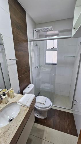 a bathroom with a shower and a toilet and a sink at Flat Fantástico de 2qts ao lado Shop Flamboyant 105 in Goiânia