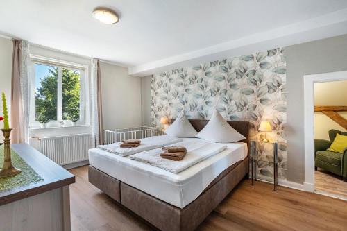 a bedroom with a large bed in a room at Ferienwohnung Bauernhof Rohde in Gremersdorf