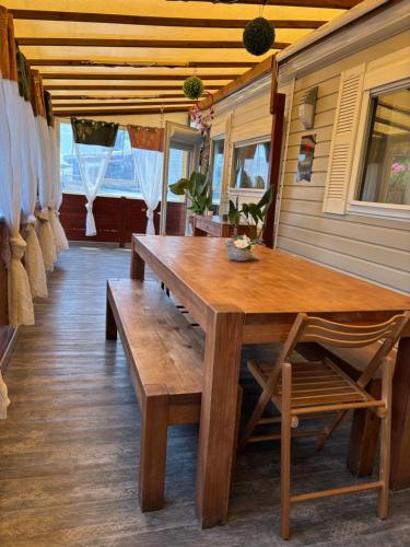 a wooden table and bench in a room at Myosotis mobile home 6p camping siblu in Fréjus