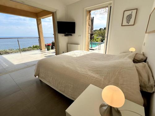 une chambre avec un lit et une vue sur l'océan dans l'établissement Villa with pool, sea view, Ste Lucie de Porto-Vecchio, à Conca
