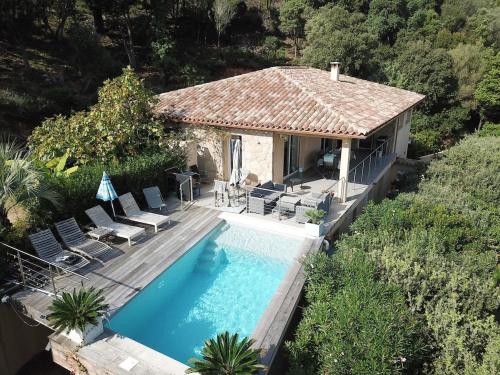 une vue aérienne d'une maison avec piscine dans l'établissement Villa with pool, sea view, Ste Lucie de Porto-Vecchio, à Conca