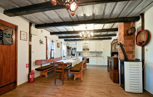 Η κουζίνα ή μικρή κουζίνα στο Nice Home In Vrbovec With Kitchen