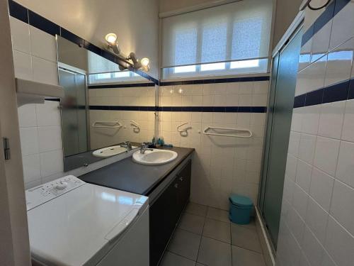 une salle de bain avec un lavabo et un miroir dans l'établissement Bel appartement 3 pièces proche plage des Dames à Noirmoutier - FR-1-224B-179, à Noirmoutier-en-l'lle