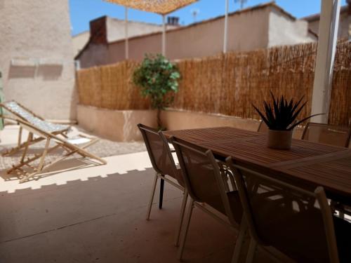 Très bel appartement refait à neuf dans la vieille ville de Hyères, 2 chambres, grande terrasse plein sud