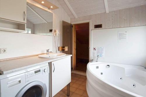 Un baño con lavabo y lavadora. en Matrosenhus - Strandpark 40, en Grömitz