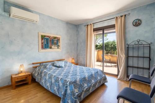 a bedroom with a bed and a sliding glass door at Villa spacieuse à Vézénobres avec piscine privée in Vézénobres