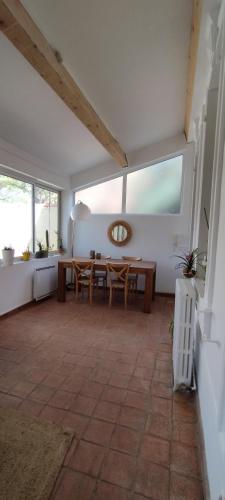 un grand salon avec une table et des chaises dans l'établissement Location saisonnière Maison Pointe Rouge Marseille 8, à Marseille