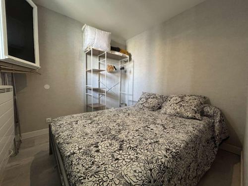 - une petite chambre avec un lit et une étagère dans l'établissement SP520-I196 Appartement 2 pièces 4 couchages SAINT PIERRE LA MER, à Saint Pierre La Mer