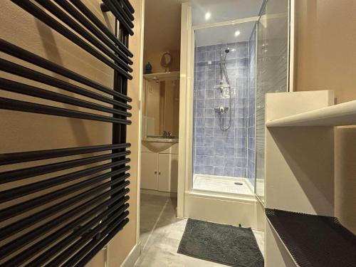 une salle de bain avec une douche avec une porte vitrée dans l'établissement SP520-I196 Appartement 2 pièces 4 couchages SAINT PIERRE LA MER, à Saint Pierre La Mer