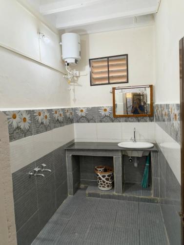 un baño con lavabo y espejo en KHS Abhaya Mayavaram, en Mayiladuthurai