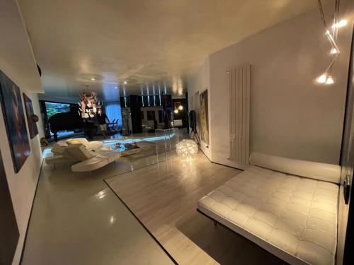 sala de estar con sofá blanco y sala de estar con sofá en Garten Whirlpool Der Herrliche Lebensstil, en La Spezia