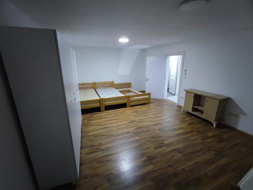 Postel nebo postele na pokoji v ubytování Guesthouse Prizreni