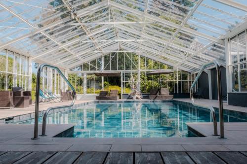 Bazén v ubytování Grand Hôtel "Château de Sully" - Piscine & Spa -Teritoria nebo v jeho okolí