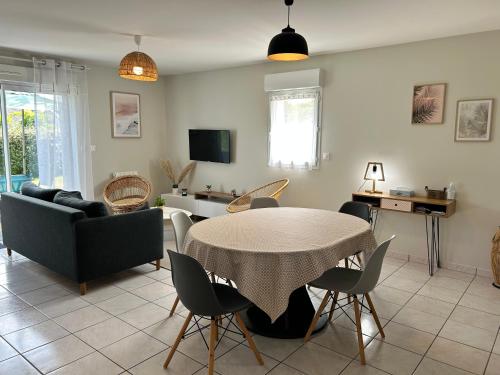 TV a/nebo společenská místnost v ubytování 1008 - Maison 5p dans une résidence privée avec piscine.