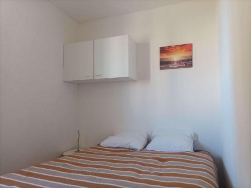 Postel nebo postele na pokoji v ubytování St Pierre la Mer: T2, piscine, parking, 4 pers - FR-1-229D-145