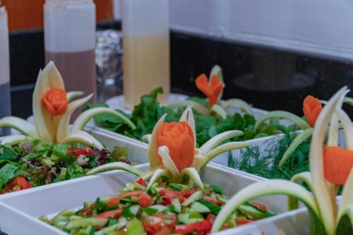 eine Reihe von Tabletts gefüllt mit Blumen und Gemüse in der Unterkunft Pineta Park Deluxe Hotel - All Inclusive in Marmaris