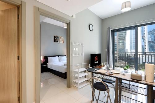 1BR by Canal Walk Easy Metro Access in Business Bay