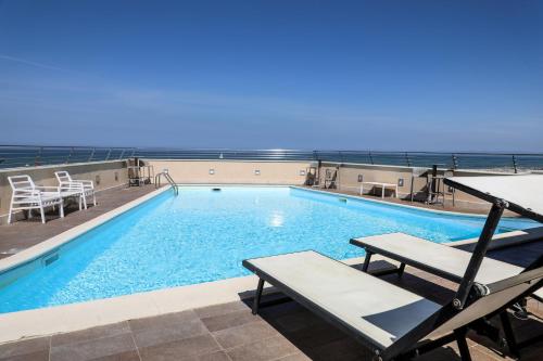 Bazén v ubytování Hotel Tiber Rooftop & Wellness nebo v jeho okolí