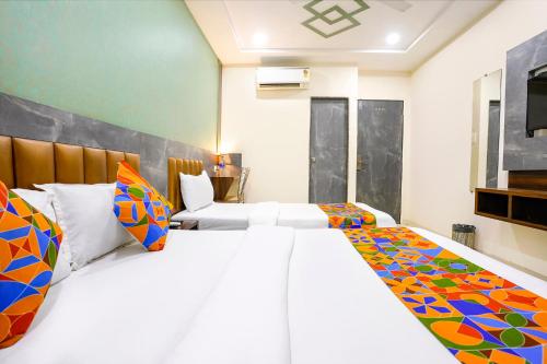 Postel nebo postele na pokoji v ubytování FabHotel BKC Anex