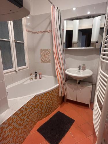 ein Badezimmer mit Badewanne und Waschbecken in der Unterkunft Super Old Town in Prag