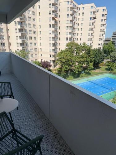 - un balcon avec vue sur un court de tennis dans l'établissement Charmant appartement III 135m2 esplanade, à Strasbourg