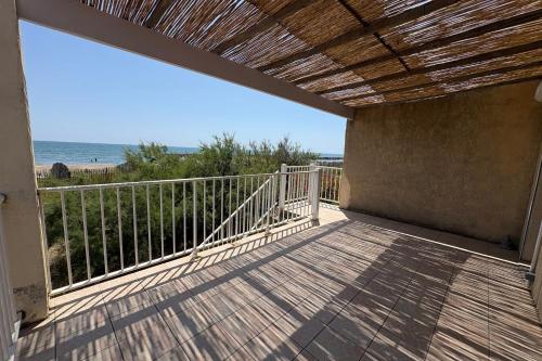 un balcon avec vue sur l'océan dans l'établissement The waterfront, à Frontignan