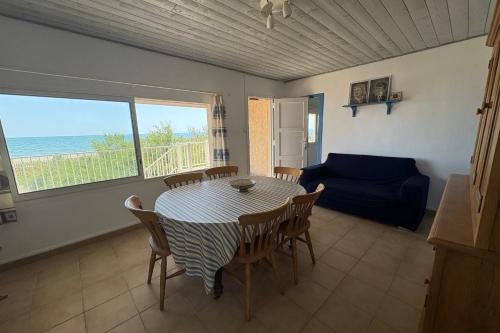 une salle à manger avec une table, des chaises et un canapé dans l'établissement The waterfront, à Frontignan