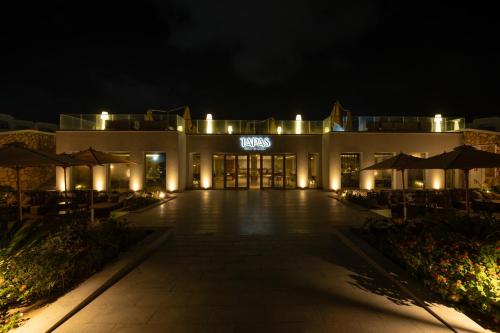 a building with an empty courtyard at night at Cleopatra Sidi Heneish in Marsa Matruh