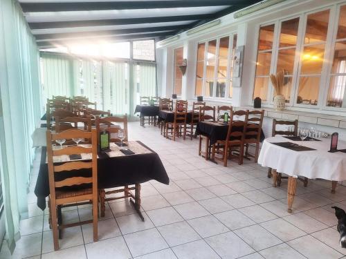 Gallery image of Auberge du Parc - Hôtel Bar Restaurant au cœur du Chemin des Dames in Bourg-et-Comin