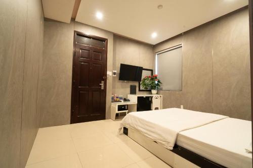 a bedroom with a bed and a television in it at Ngoc Se Hotel in Pleiku