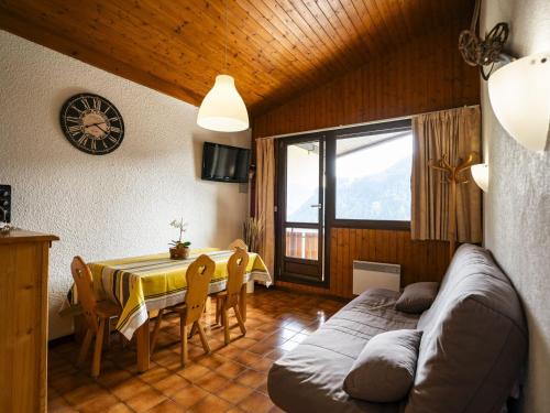 un salon avec une table et un canapé et une salle à manger dans l'établissement Châtel - 2 Pièces, 5 Pers, Balcon, Parking, Proche Remontées, Exposé Sud/Ouest - FR-1-676-83, à Châtel
